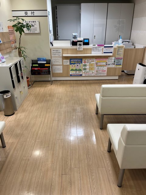 浜松駅近く「遠鉄百貨店」新館７階にて、土・日・祝日も診療中。
